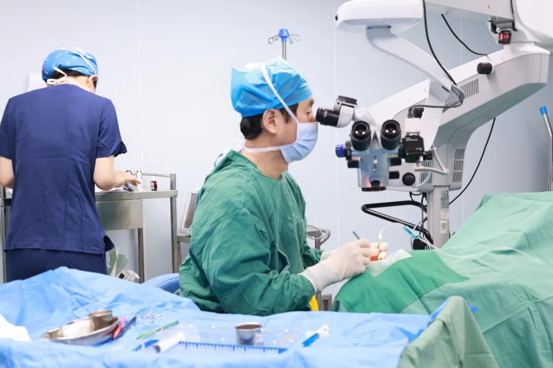 合肥瑶海普瑞眼科廖荣丰、张婉君团队率先完成ICL(V5)手术！