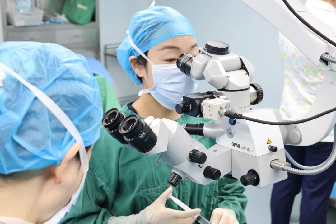 合肥瑶海普瑞眼科廖荣丰、张婉君团队率先完成ICL(V5)手术！