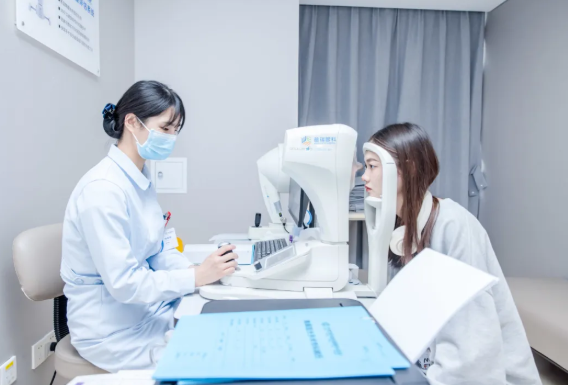 近视+散光双重困扰，现代科技：快速手术同步解决