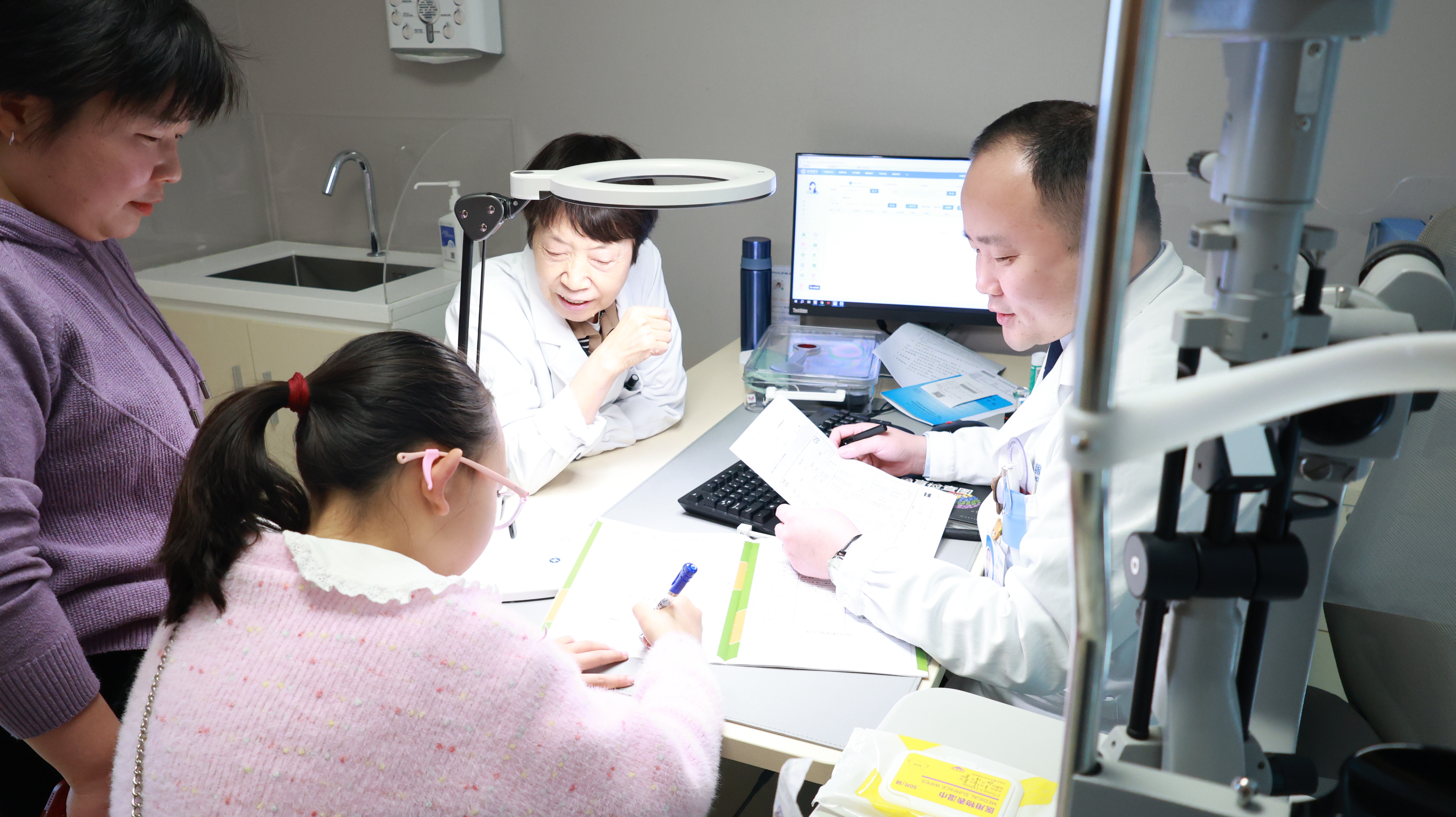 孩子眼睛干酸还偶尔模糊，是视疲劳还是干眼？听听胡盼主任怎么说