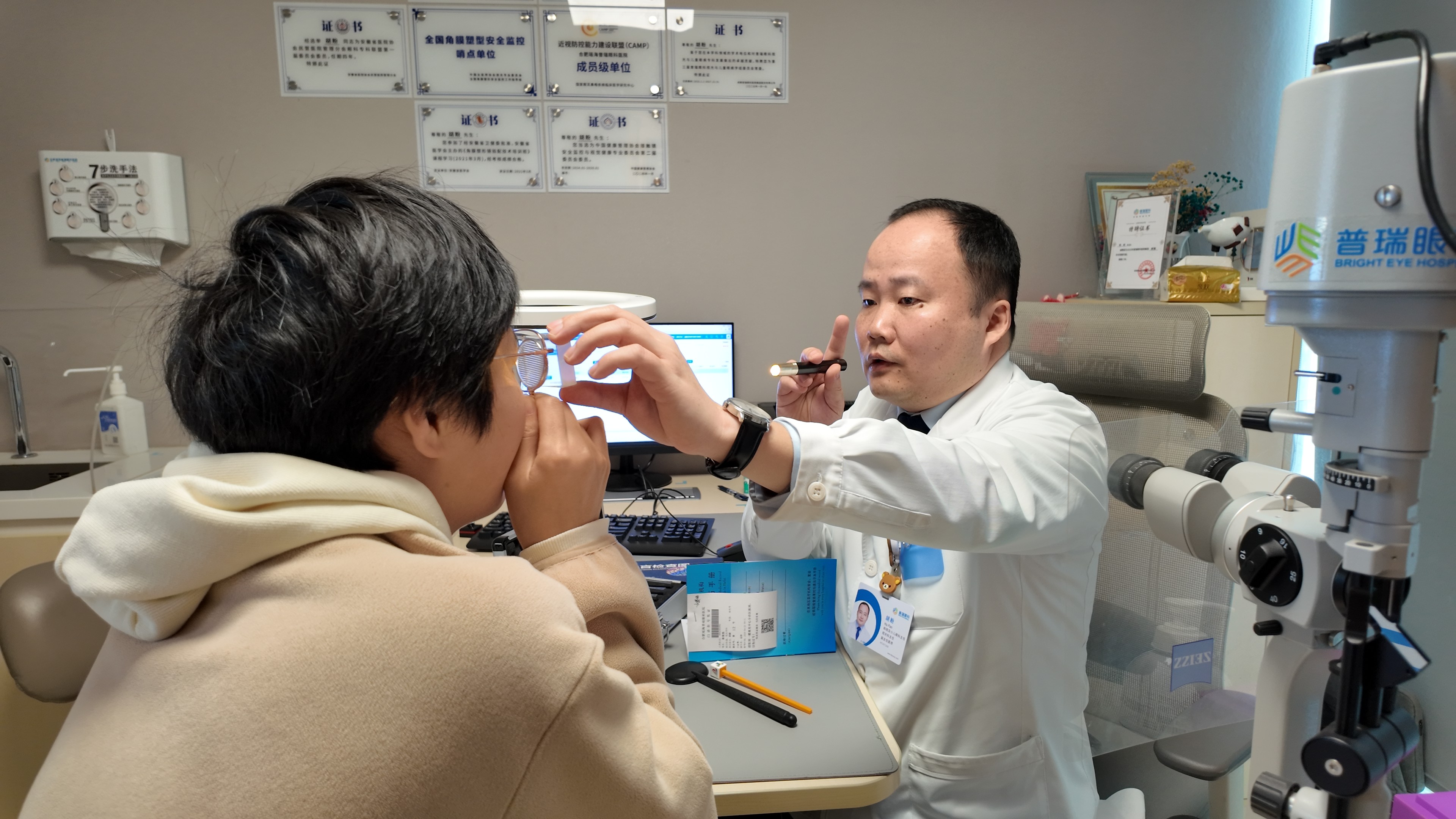 江顺华院长聊白内障：视力慢慢模糊，为什么有人越来越不爱出门社交？白内障对日常状态的连锁影响