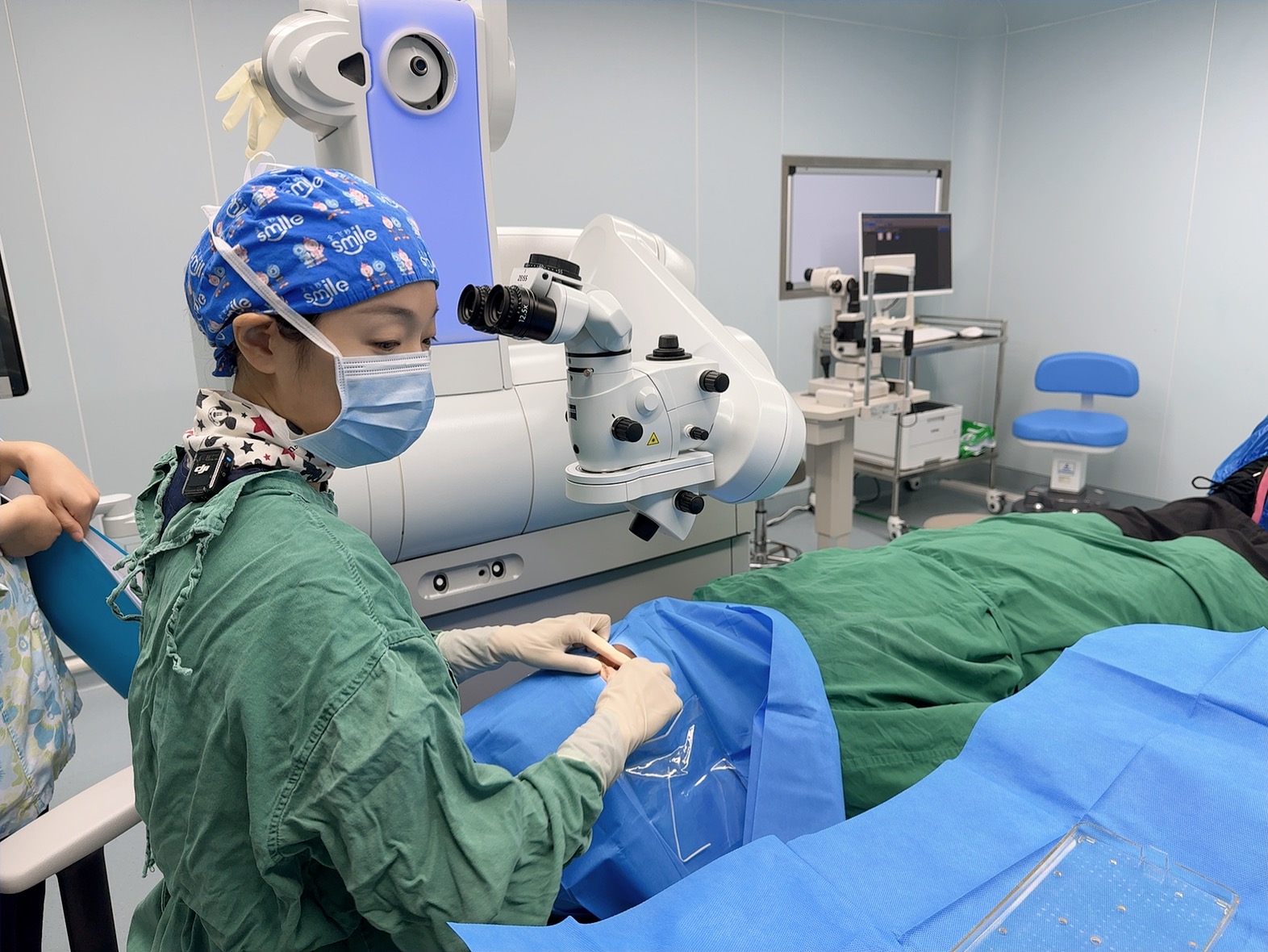 江顺华院长聊白内障：这类患者能做眼底激光治疗吗？眼睛里的激光和手术怎么协调？