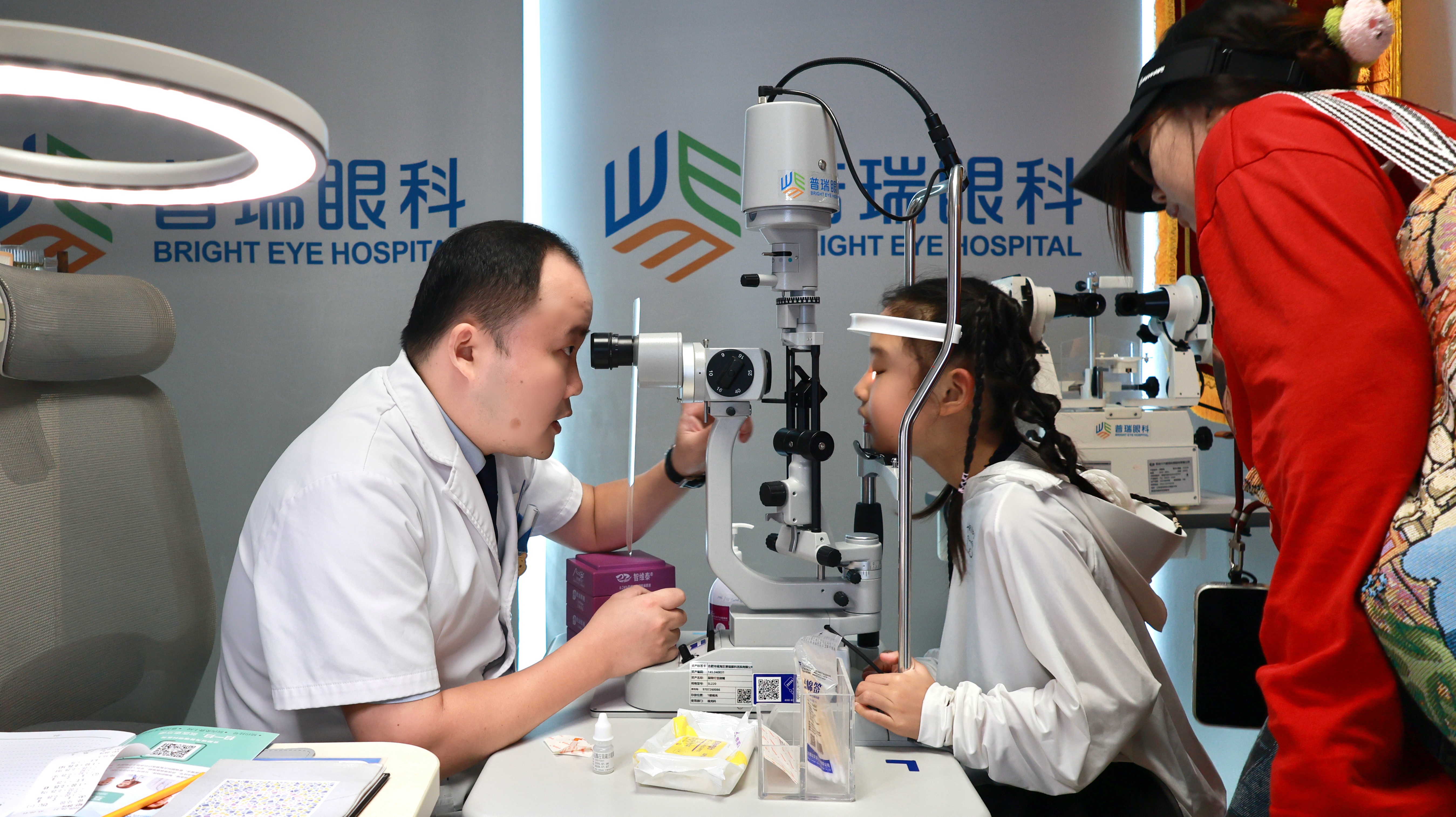 江顺华院长聊白内障：宝宝瞳孔发白、追物不灵，是不是先天性白内障在作怪？