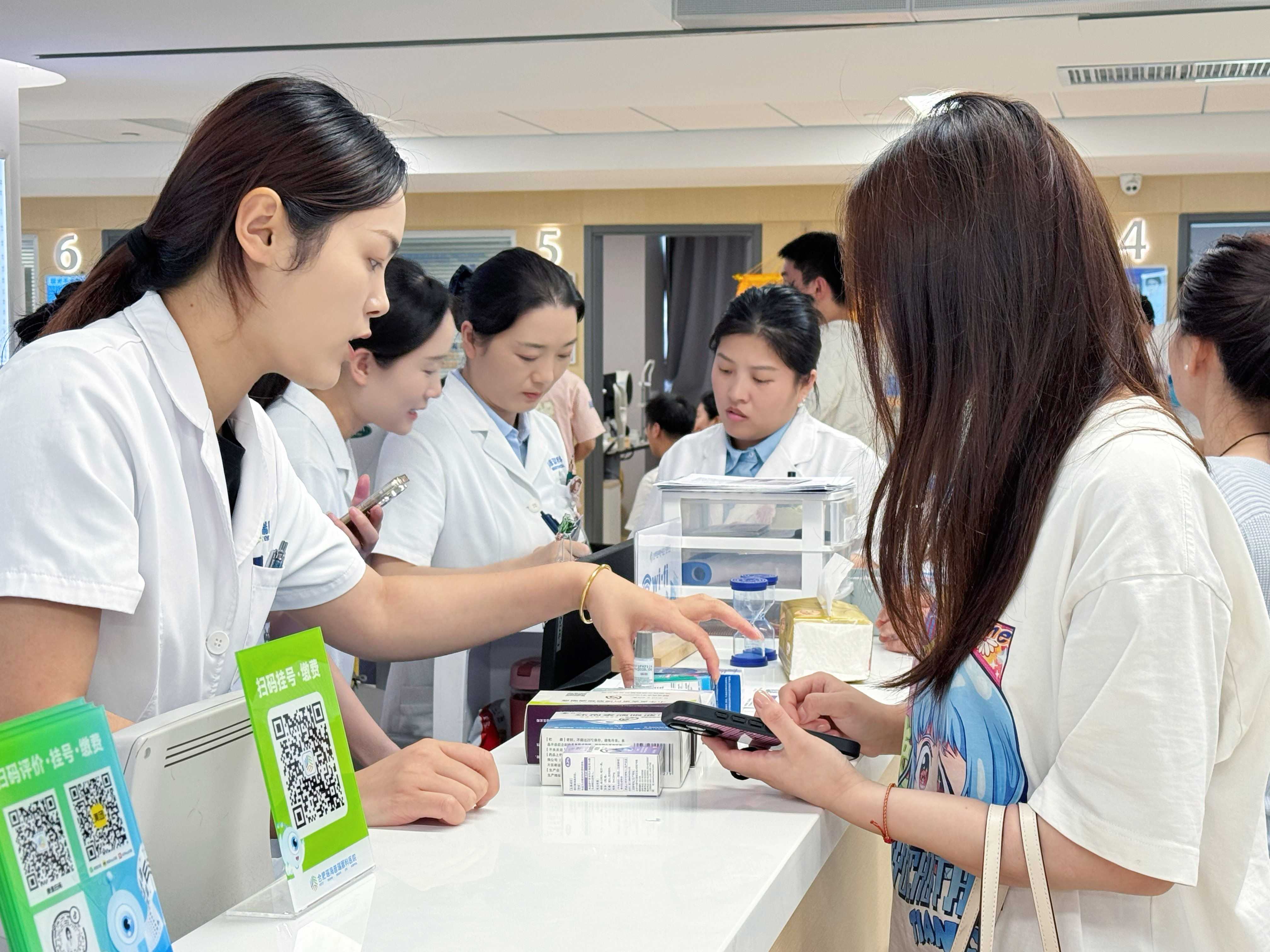 江顺华院长聊白内障：去理发店洗头、做头部护理，躺姿和药水会不会波及眼睛？