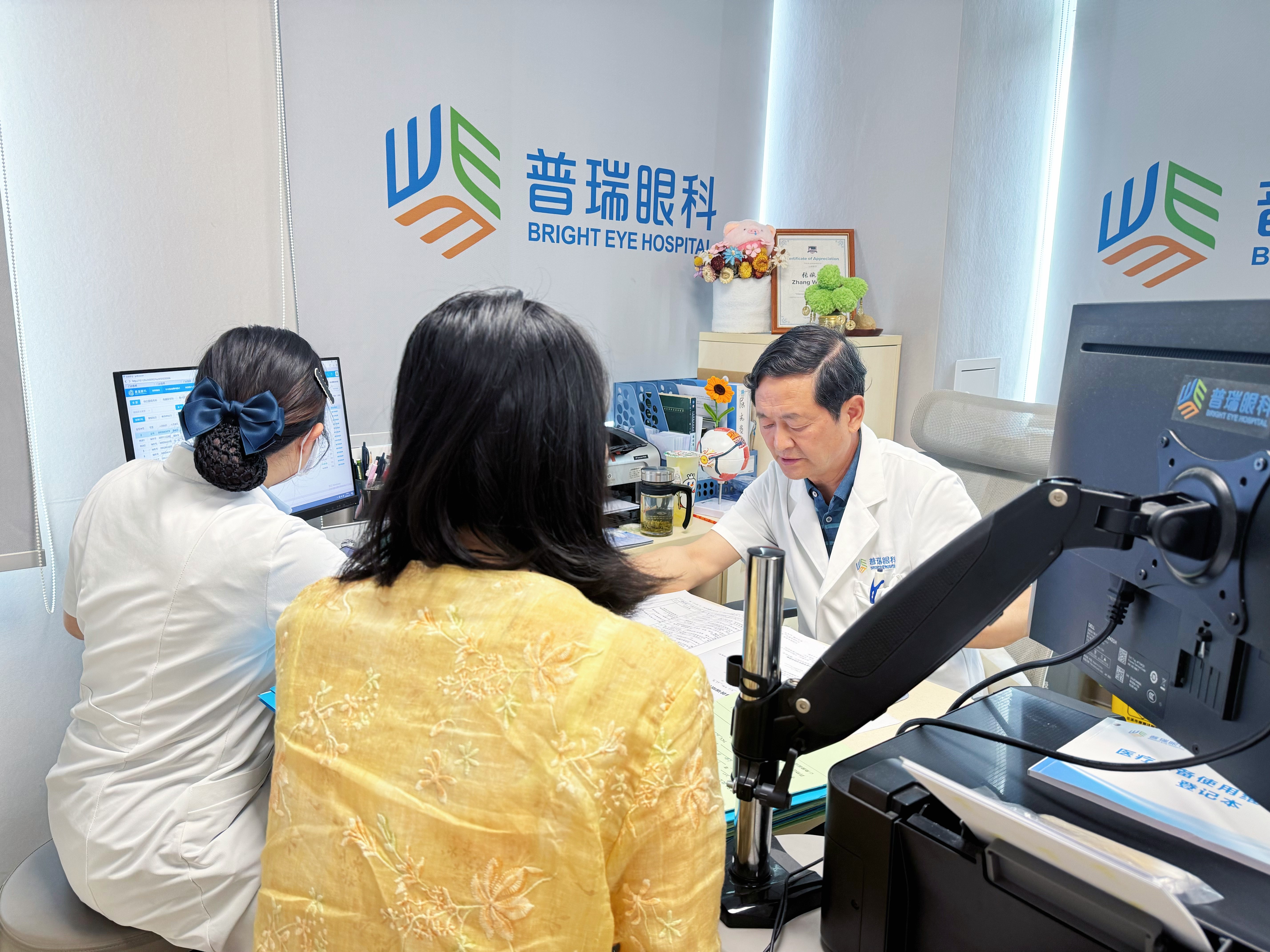 江顺华院长聊白内障：这类患者看演唱会、舞台强光被晃得睁不开眼，是晶状体在作怪吗？