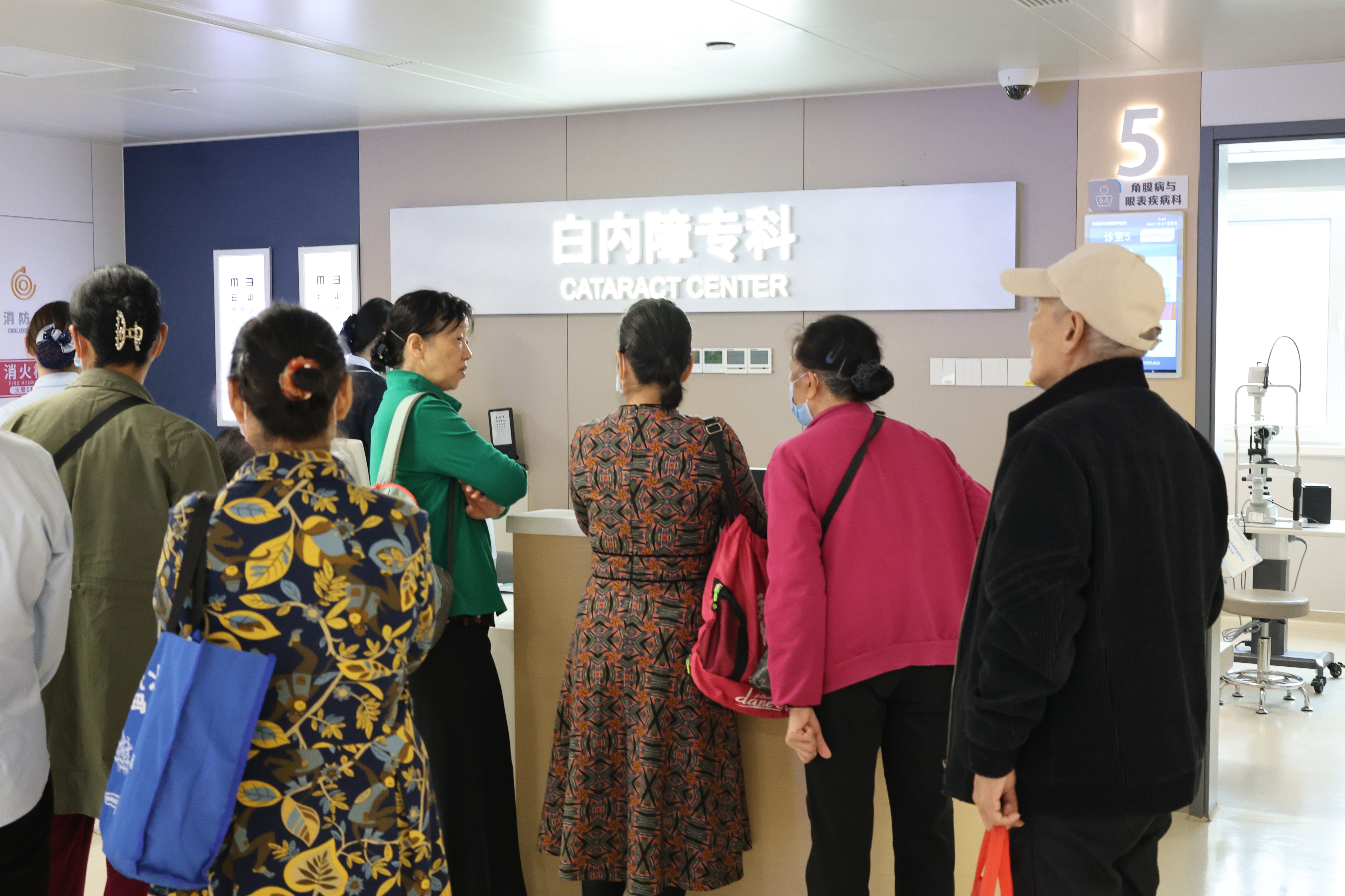 江顺华院长聊白内障：吃叶黄素和维生素能“拦住”白内障吗？