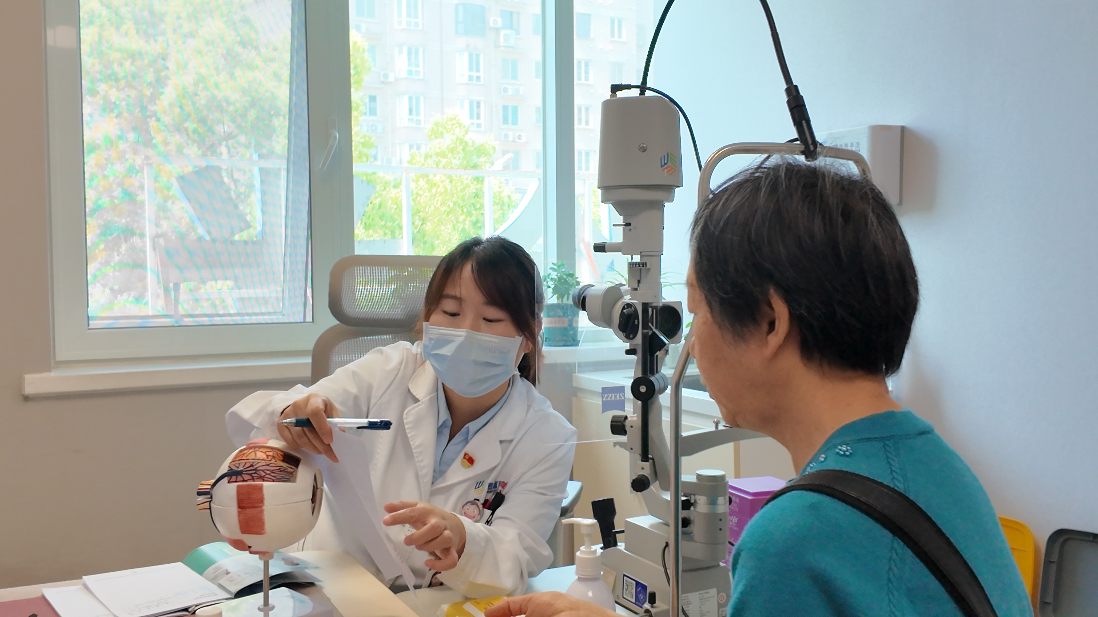 干眼人群理发"仰躺洗头"时，面朝水槽为什么眼干会加重？体位与蒸发的关联
