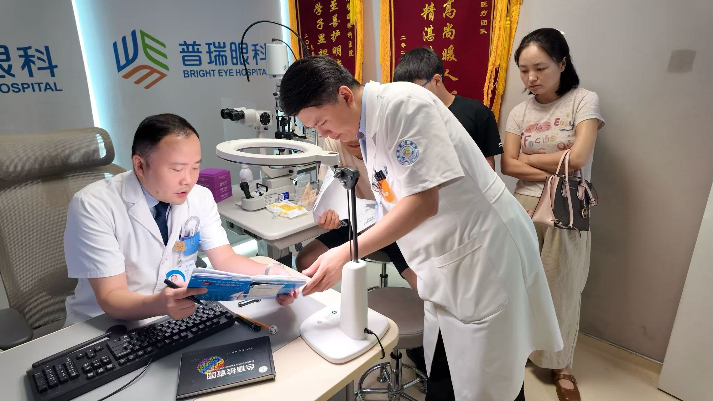 胡盼主任聊OK镜：孩子被铅笔、文具意外戳到眼睛，第一时间该怎么处理？