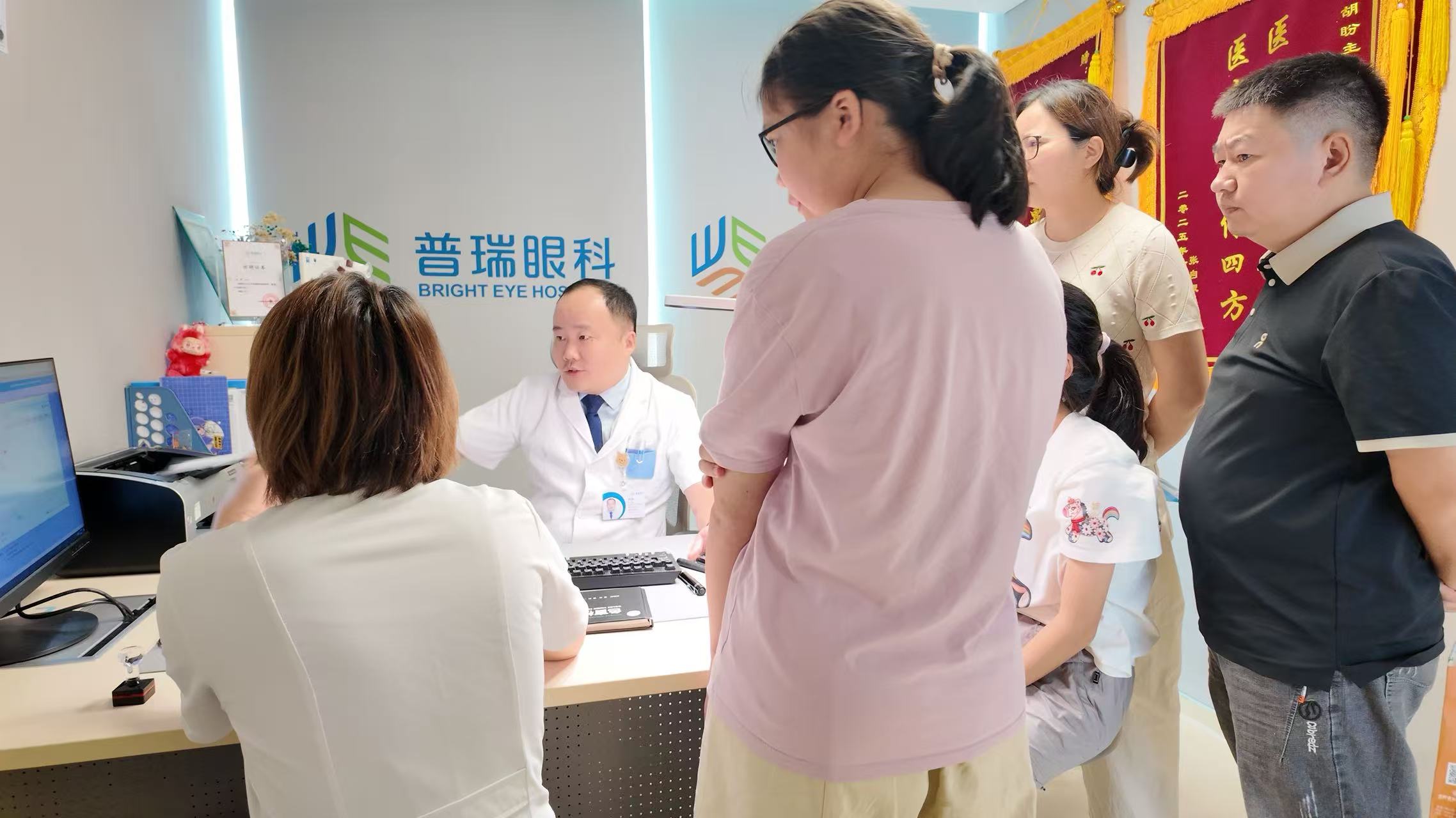 胡盼主任聊OK镜：视功能偏弱的孩子，为什么晚上写作业比白天更喊累？