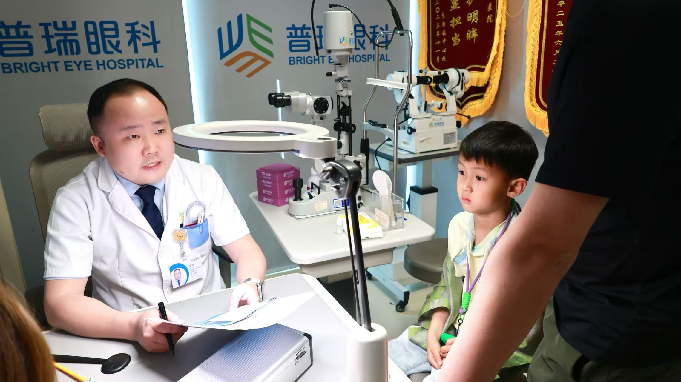 胡盼主任聊OK镜：戴镜的孩子拍"入学证件照"要不要先摘镜？验配记录怎么不被打乱