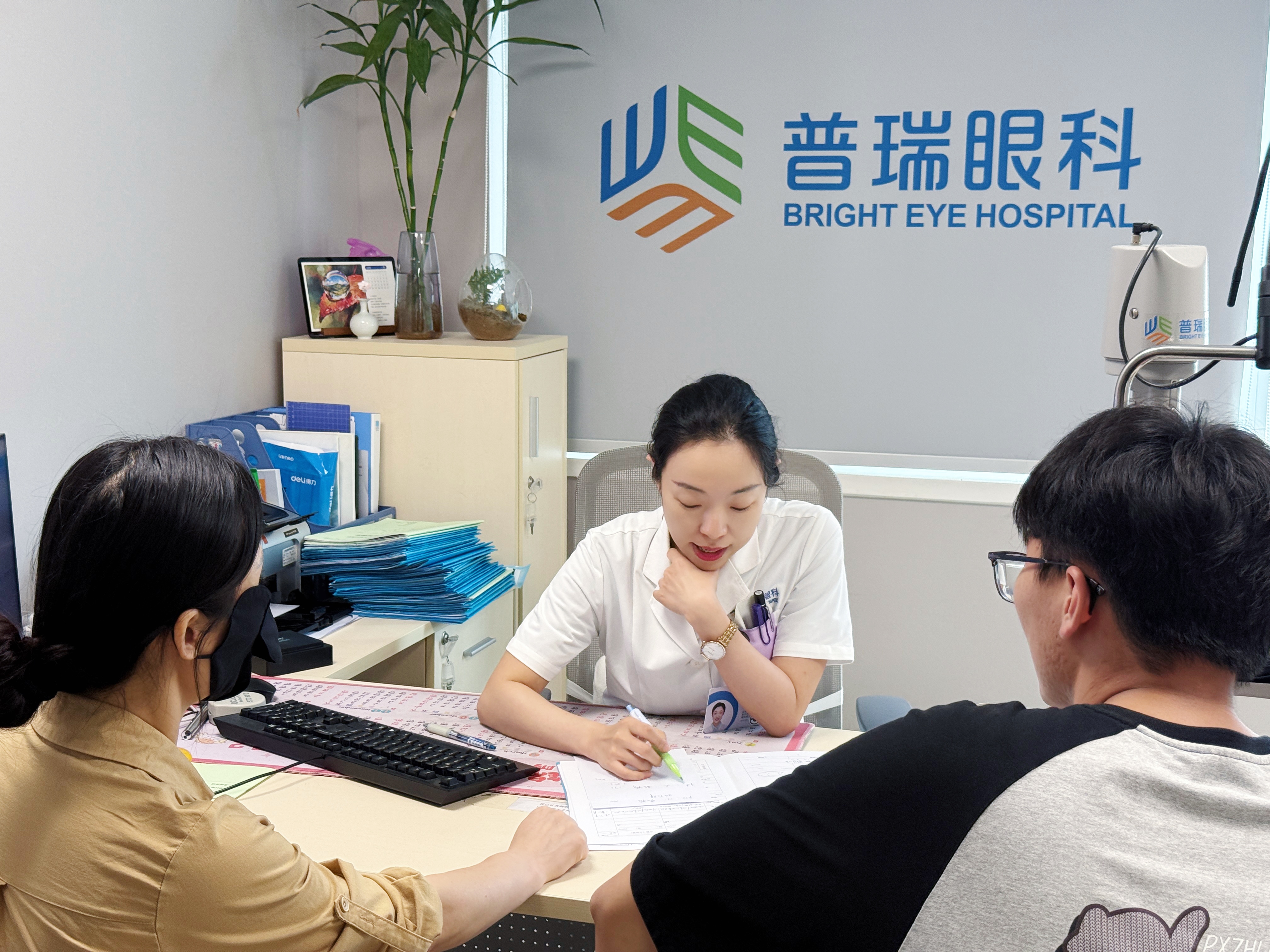 张婉君院长聊近视手术：术后看远清楚了，为什么偶尔还会"眯眼"才舒服