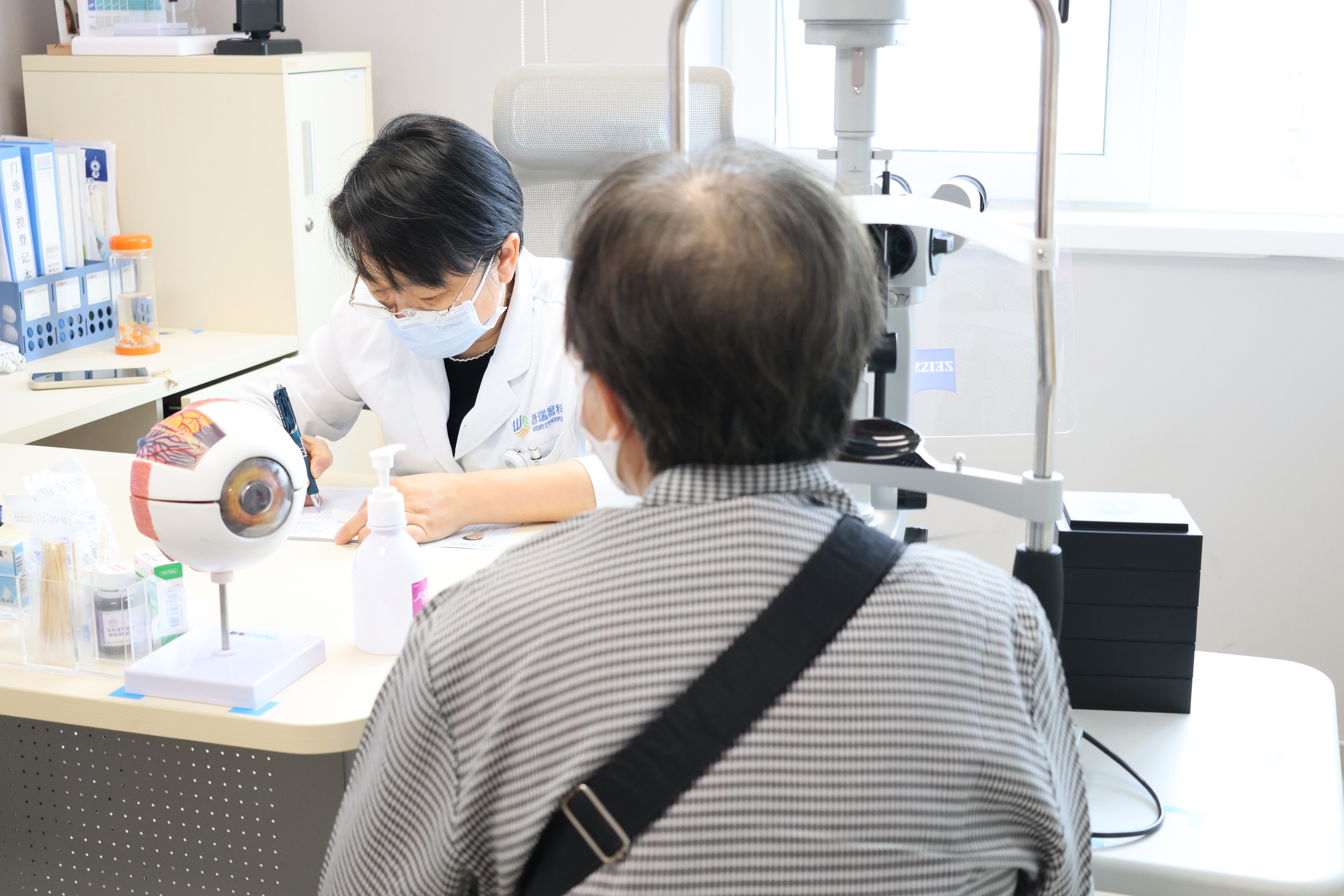 育龄女性多囊卵巢(PCOS)为何也要留意眼表？激素紊乱与干眼的关联
