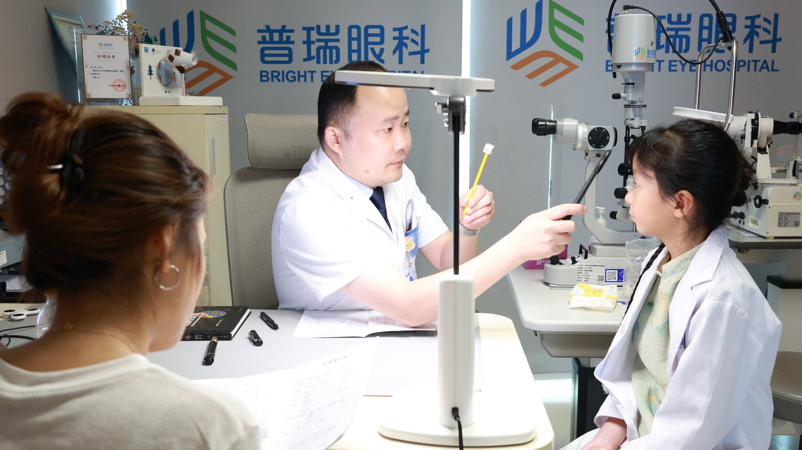 孩子总怕光、见光睁不开眼，可能是哪几类问题？听听胡盼主任怎么说