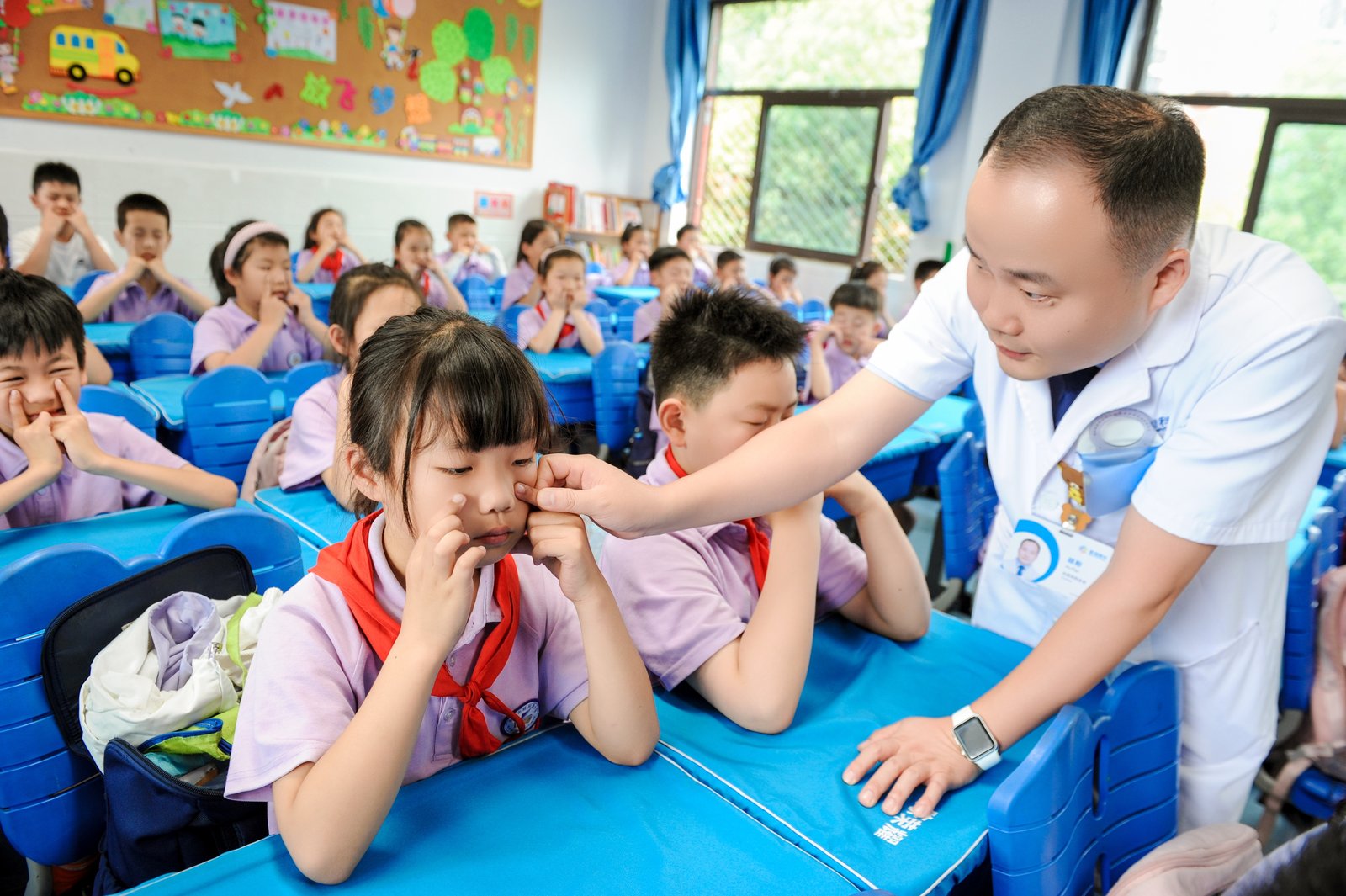 孩子说眼睛干又说累，是干眼还是视疲劳？听听胡盼主任怎么说