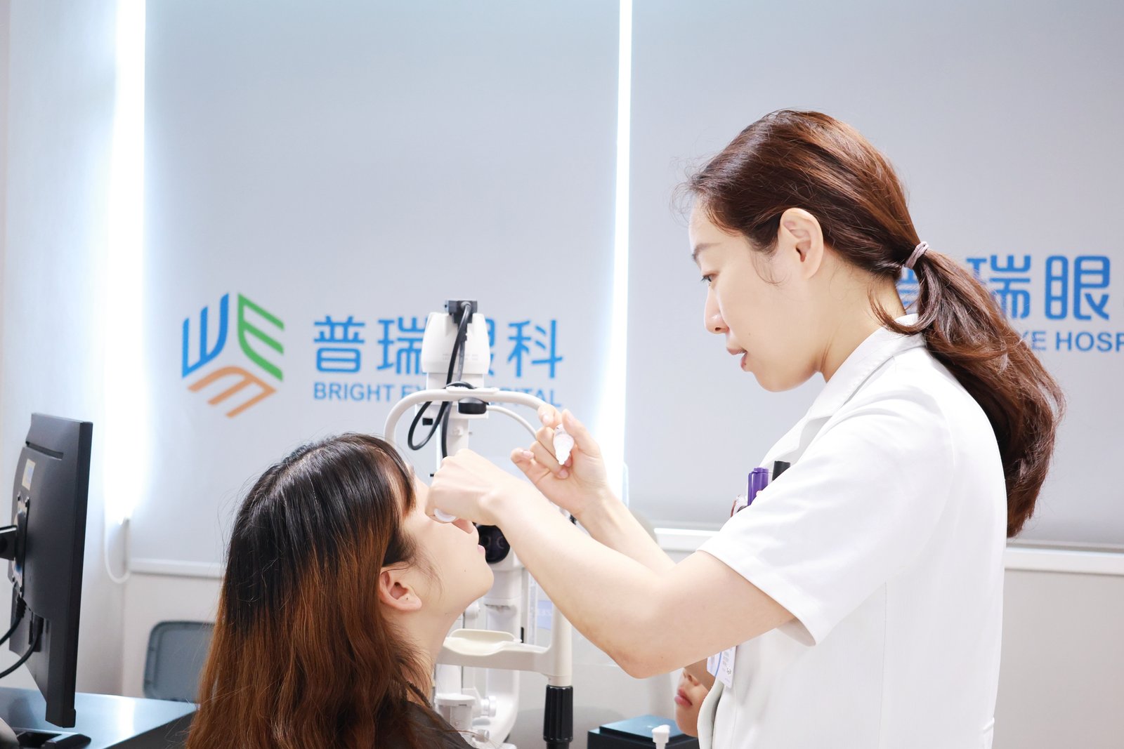 张婉君院长聊近视手术：教室采光和书桌摆放怎样影响孩子视力？医生从读写距离说起