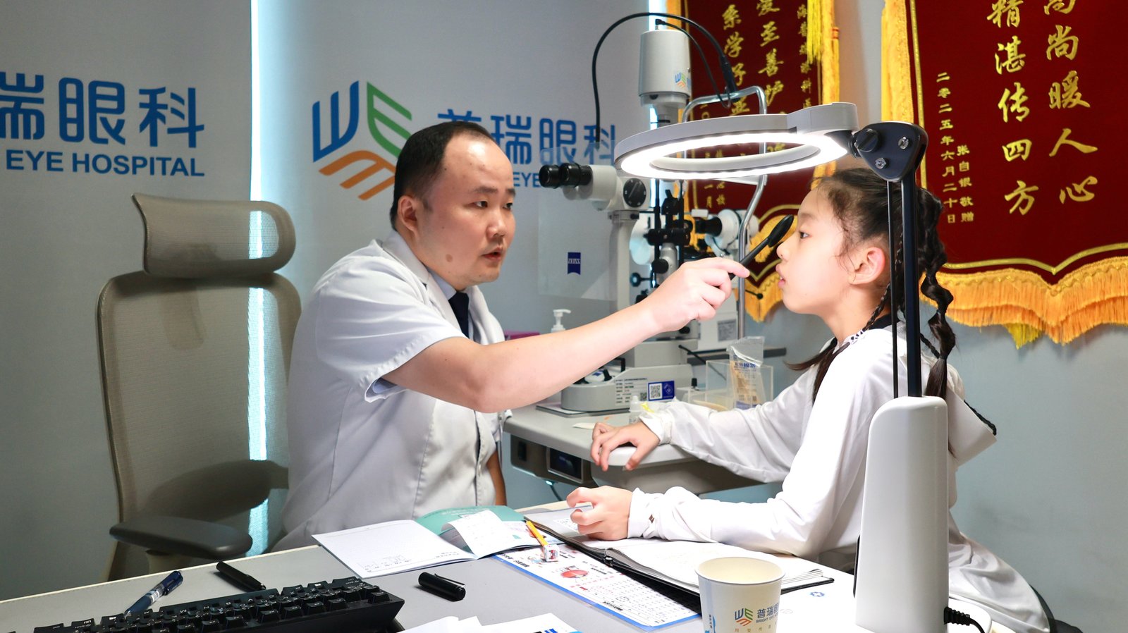 胡盼主任聊OK镜：孩子眼球总不自主晃动还能戴镜吗？医生建议先评估眼动再谈验配
