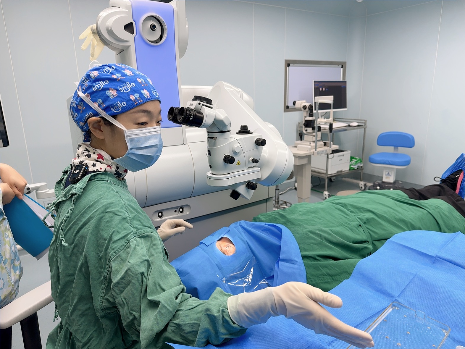 张婉君院长聊近视手术：镜腿松了、镜架歪了会加重眼睛负担吗？先调整再谈度数