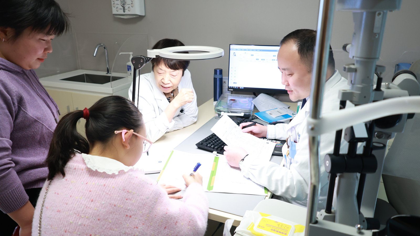 孩子眼皮长小包，热敷冷敷该用哪个？听听胡盼主任怎么说