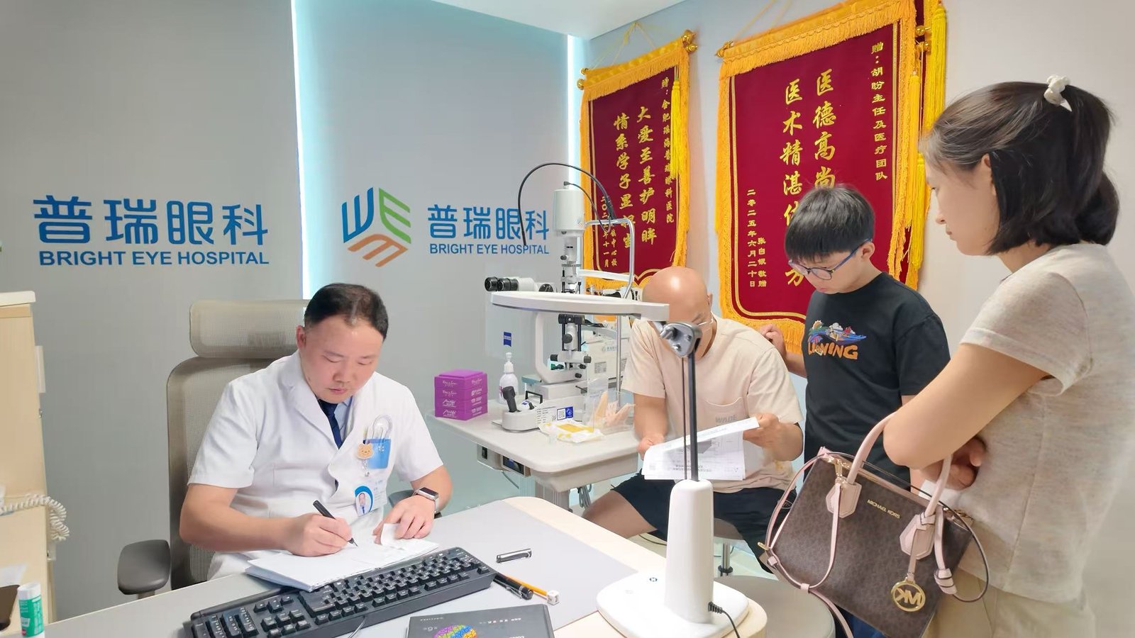 孩子一戴眼镜眼位就正、摘了又斗鸡眼？听听胡盼主任怎么说