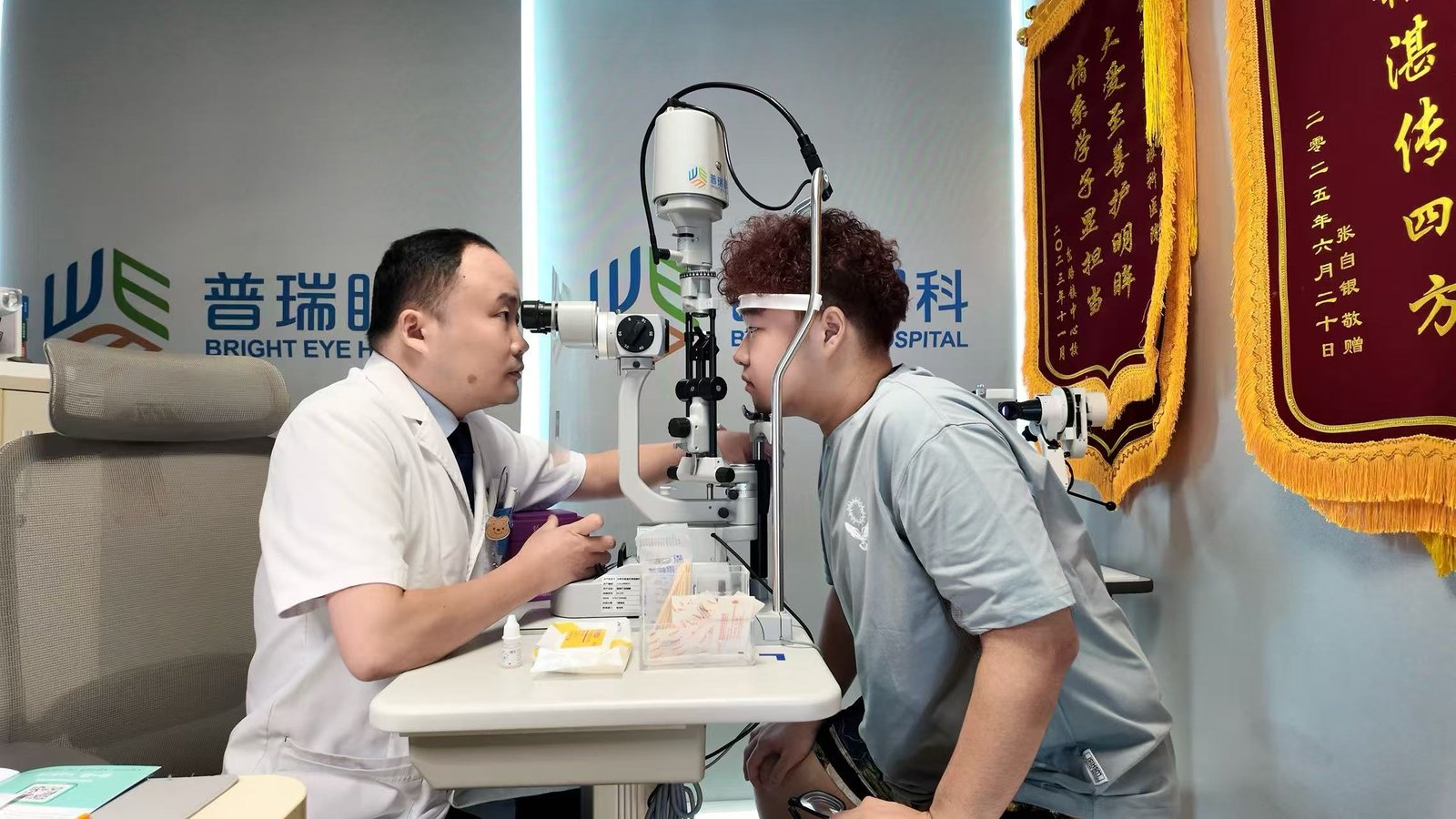 孩子抄黑板慢半拍、看书找行困难，是眼球运动没跟上吗？听听胡盼主任怎么说