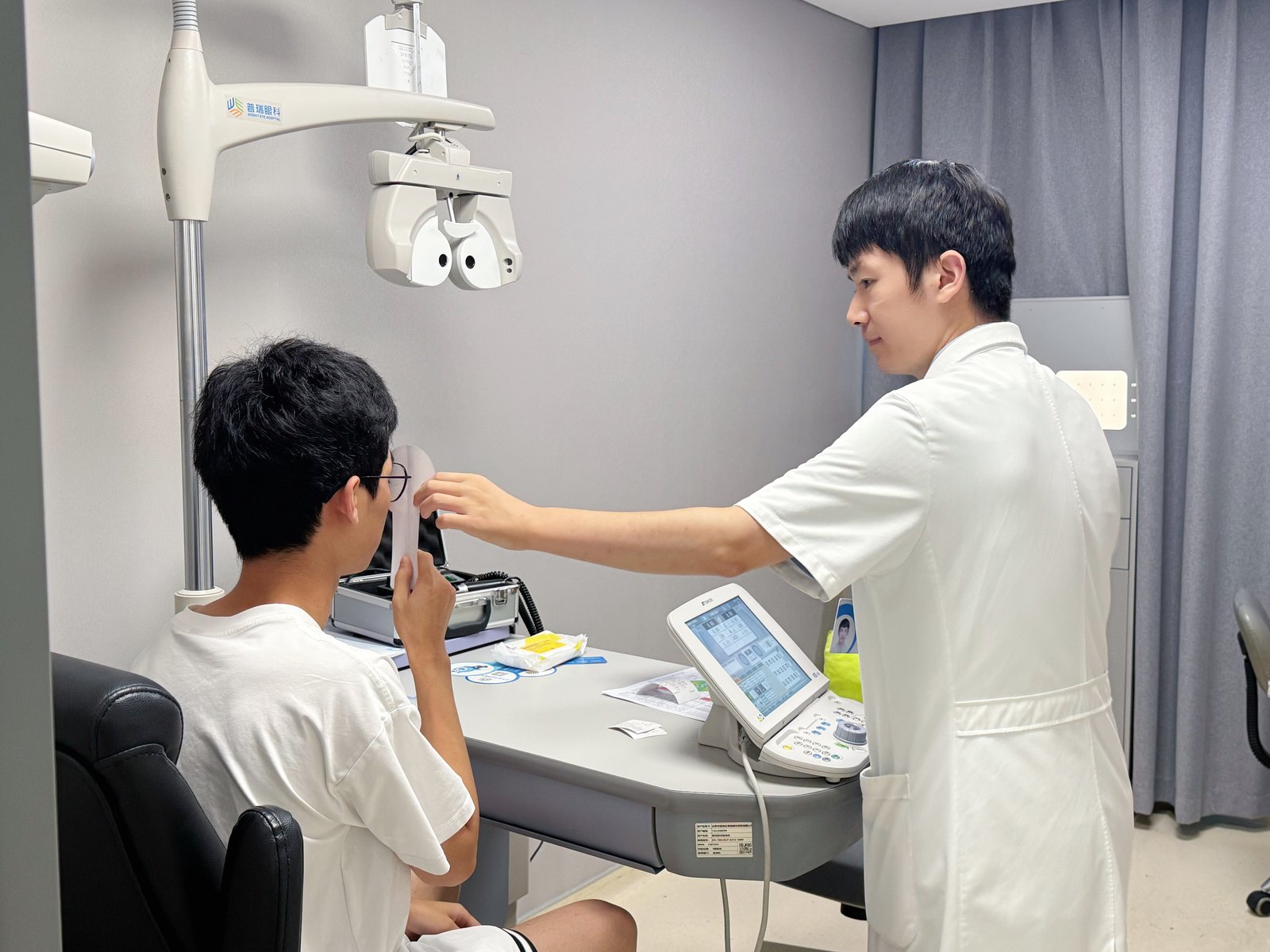 张婉君院长聊近视手术：头痛眼胀却查不出原因，会不会是屈光不正惹的祸？医生建议先查度数