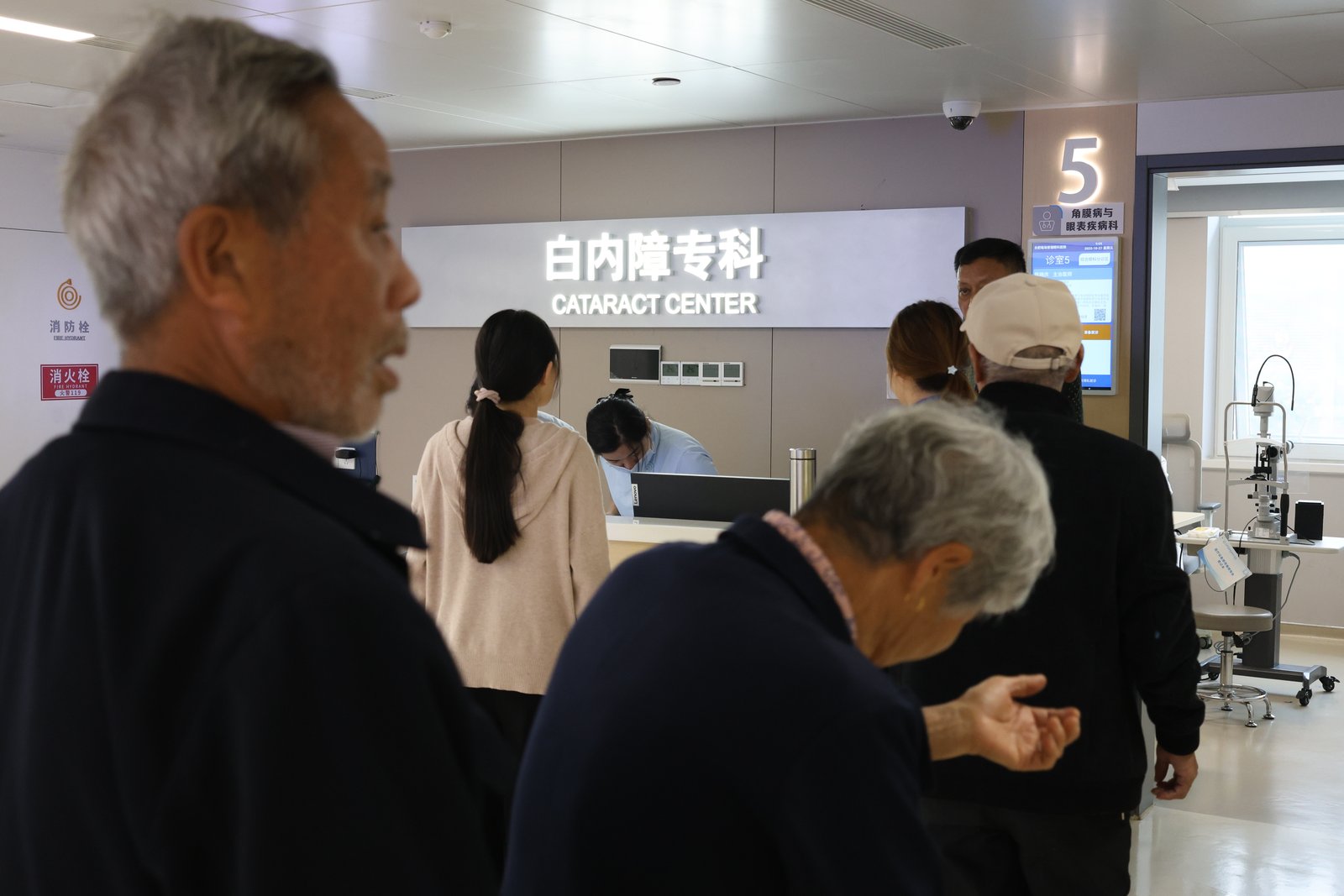 江顺华院长聊白内障：白内障患者能做面部埋线线雕吗？医生看重牵拉位置