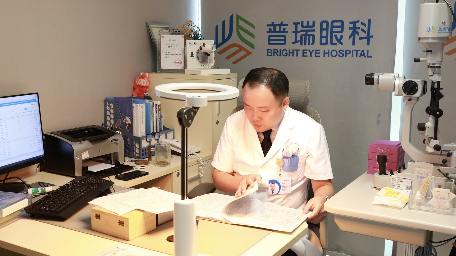 离焦镜片为何不能用衣角纸巾乱擦？听听胡盼主任怎么说