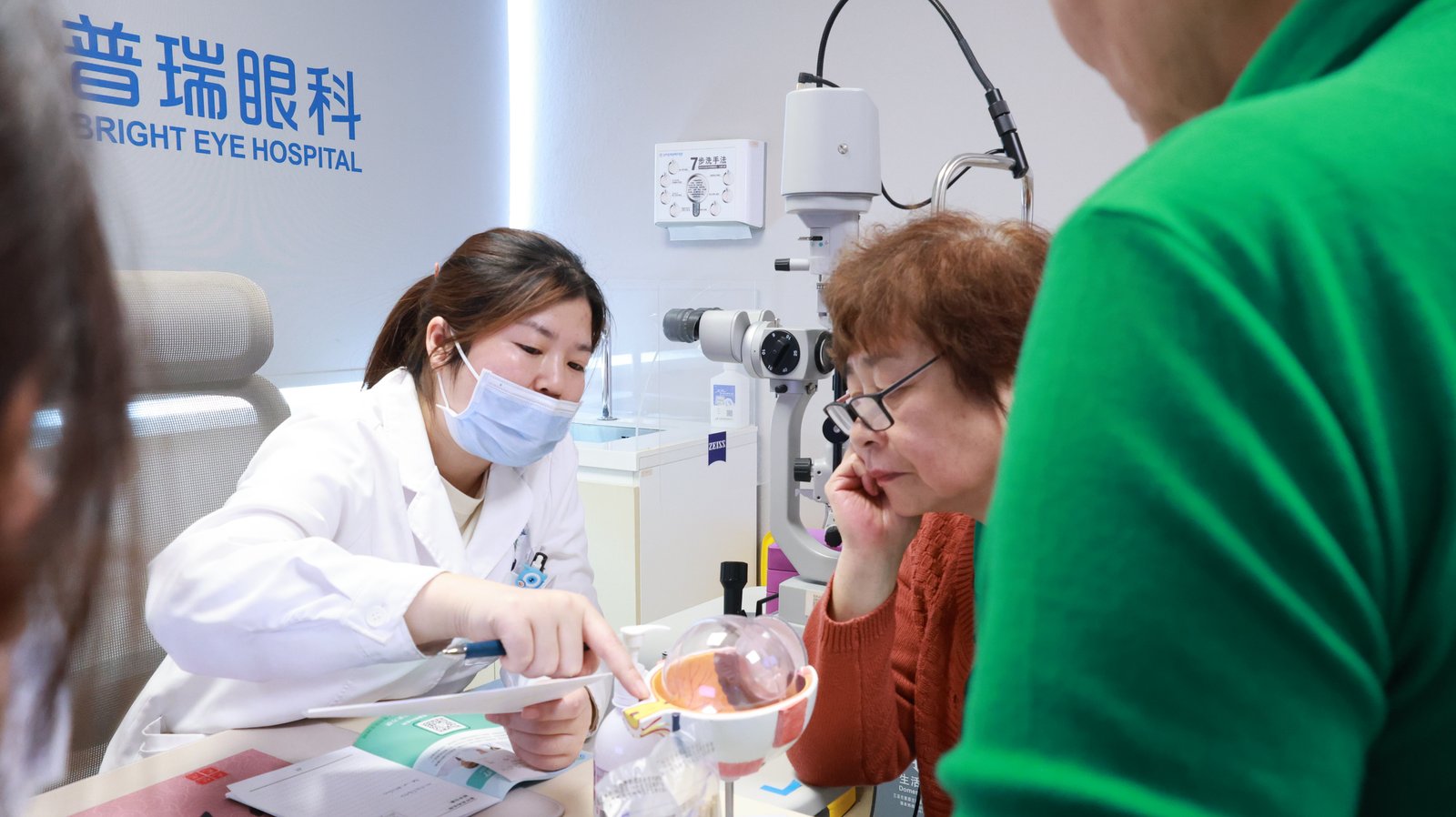 江顺华院长聊白内障：白内障遇上眼睑带状疱疹，手术为何要等结痂？医生防病毒扩散
