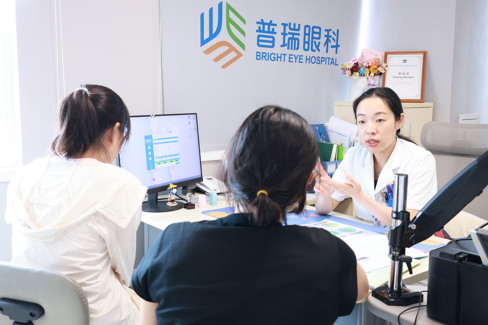 张婉君院长聊近视手术：握笔姿势和阅读距离，真的会加快近视加深吗？医生列出可改的小习惯
