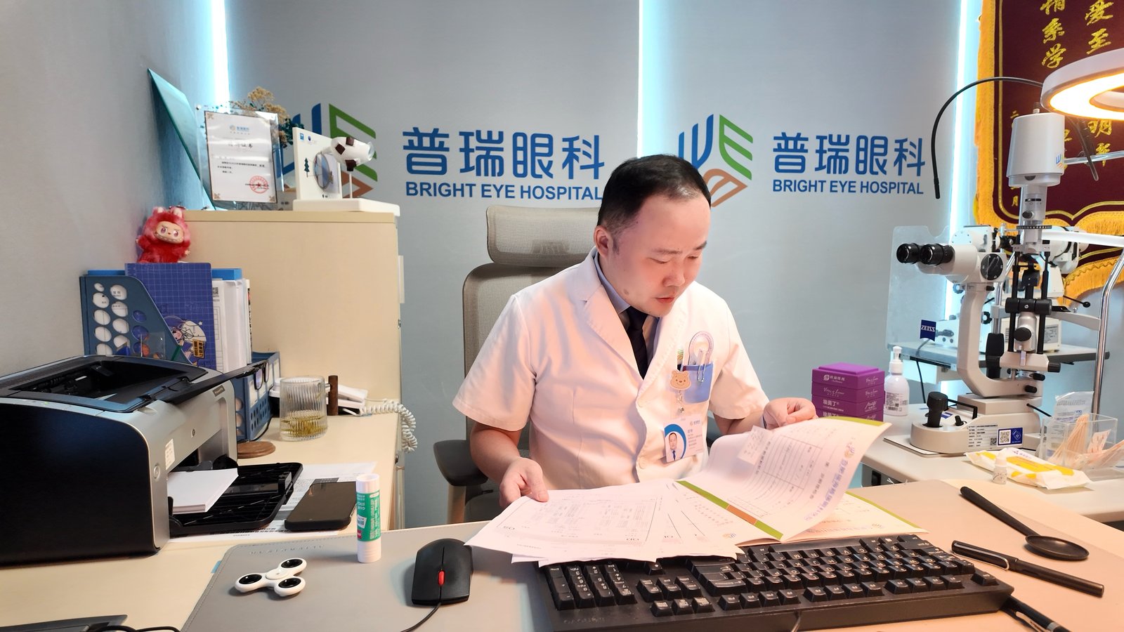 孩子只有一只眼近视，离焦框架镜怎么配才兼顾双眼平衡？听听胡盼主任怎么说