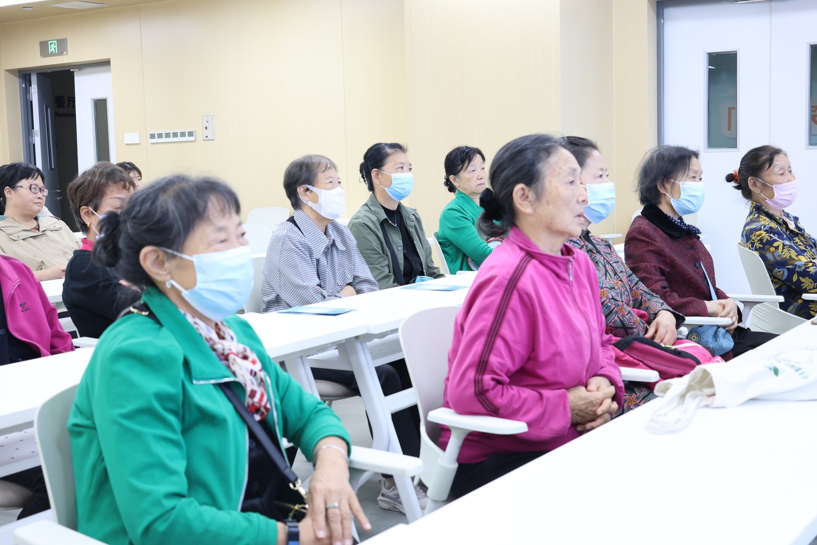 江顺华院长聊白内障：更年期女性查出白内障，和激素变化有关吗？医生从雌激素水平讲起