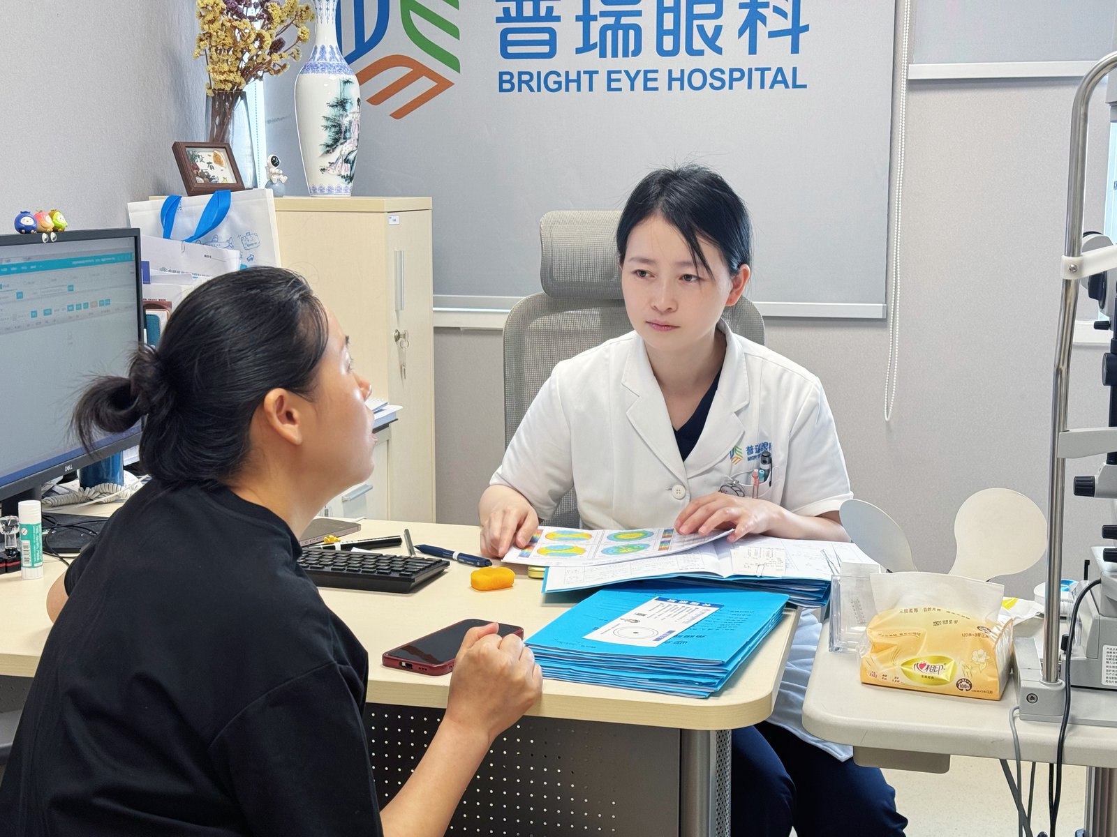 张婉君院长聊近视手术：镜片折射率越高越好、越薄越舒服吗？医生提醒别只看薄厚