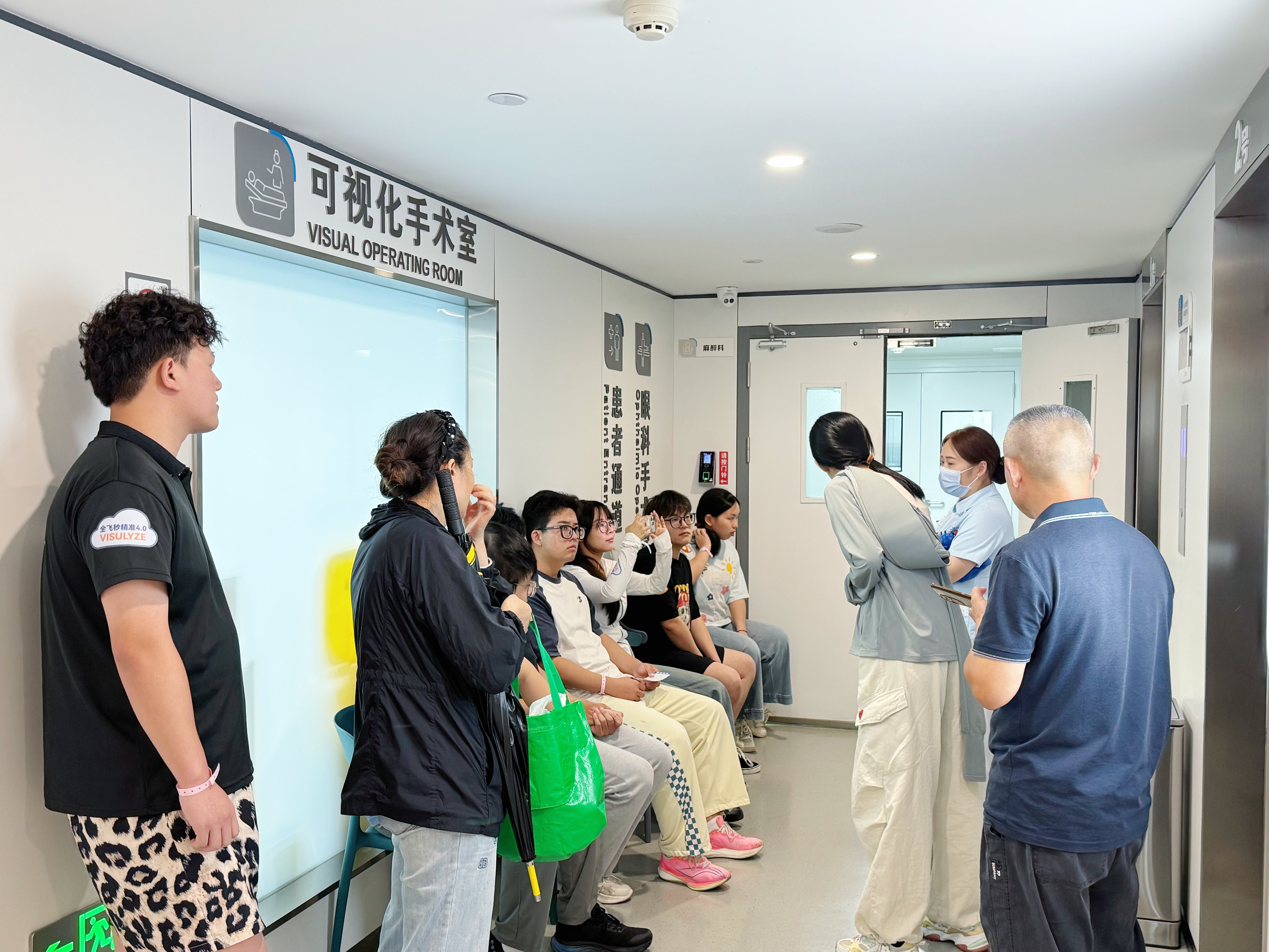 张婉君院长聊摘镜：评估办公室久坐盯屏者的摘镜诉求，先看泪膜和睑板腺