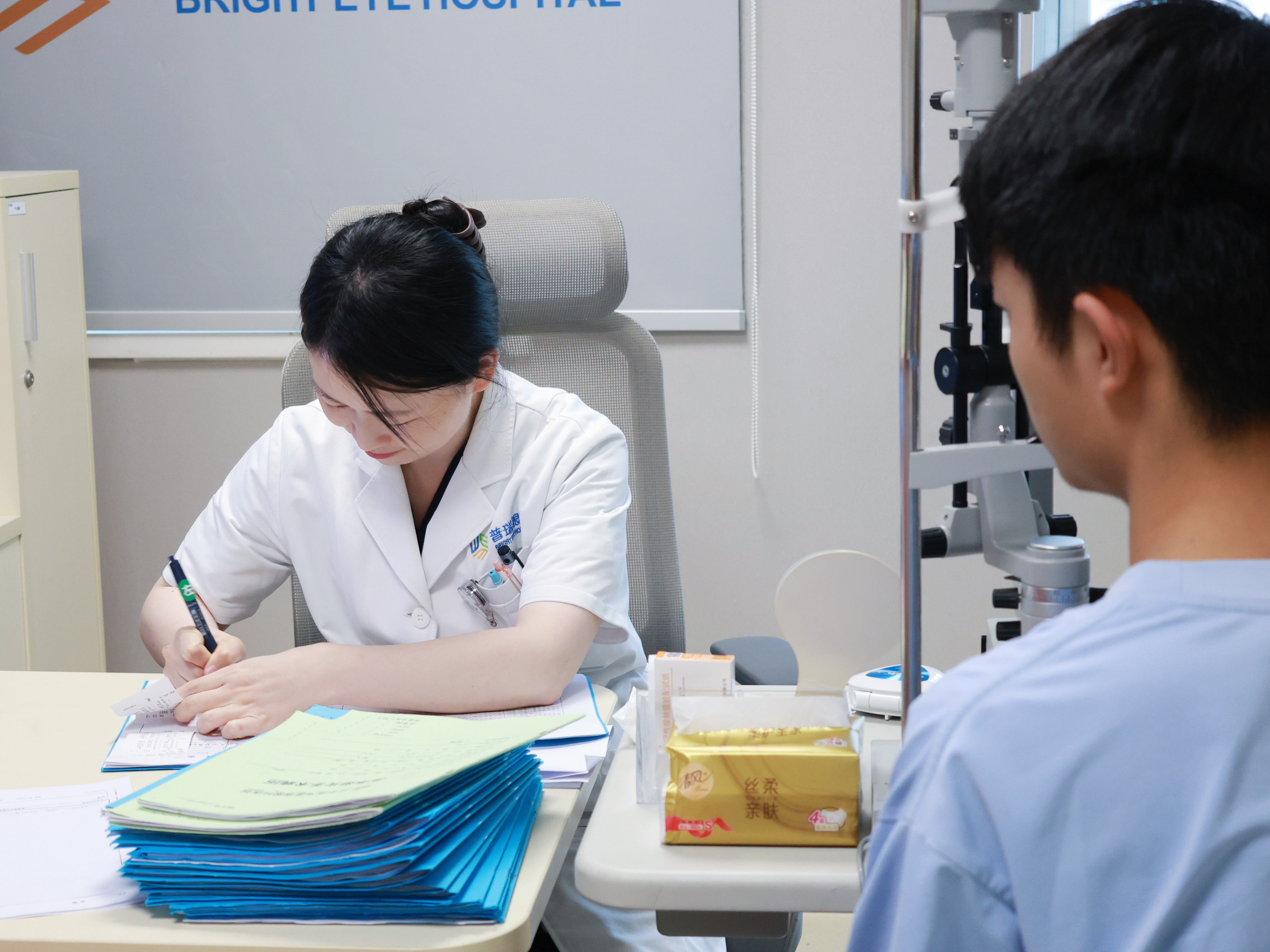张婉君院长聊摘镜：给四十岁以上摘镜者算清看近还能撑几年