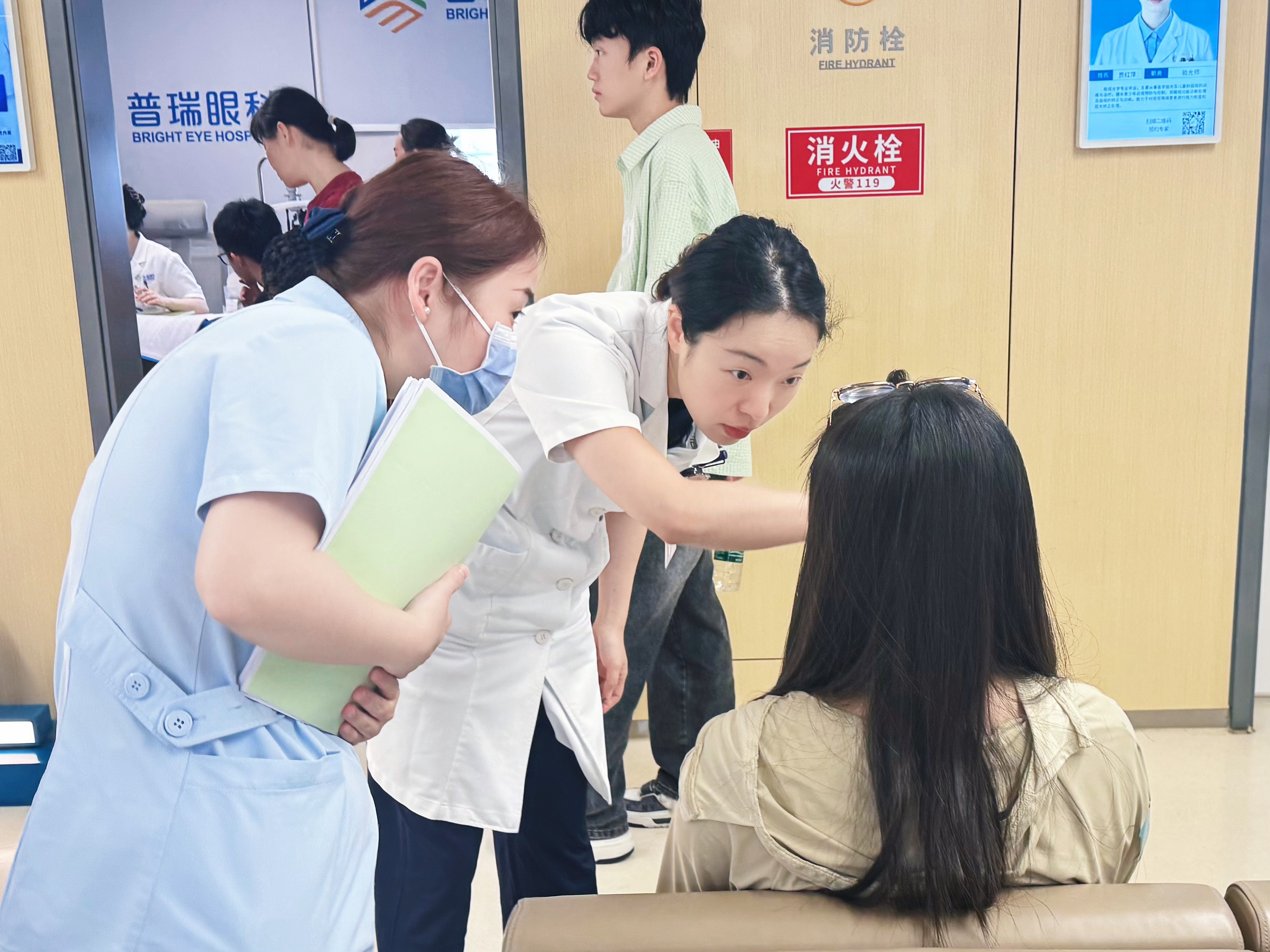 张婉君院长聊摘镜：遇上供暖季来做术前检查的人，会先核对室内湿度与泪膜